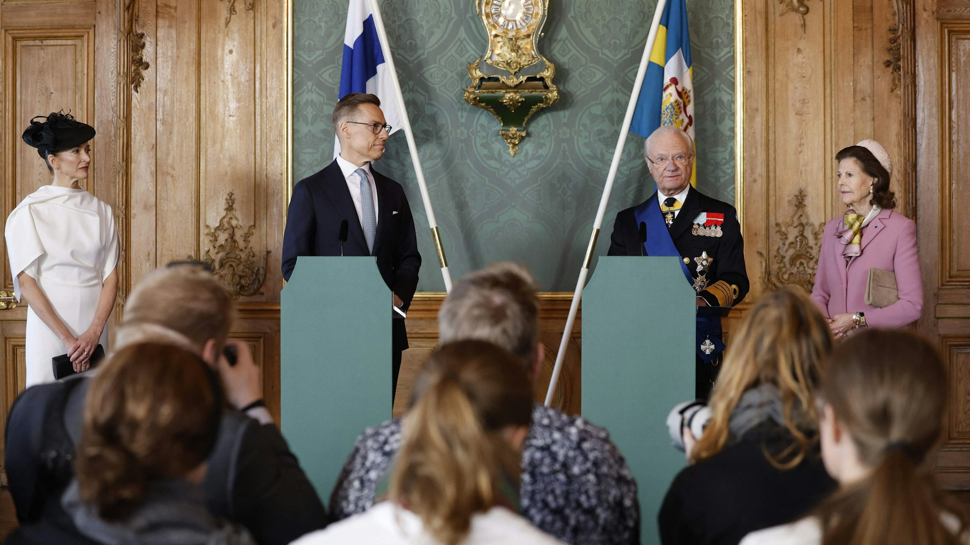 Finnlands First Lady Suzanne Innes-Stubb (l.), Königin Silvia (r.), Finnlands Präsident Alexander Stubb und Schwedens König Carl Gustaf (beide m.) während ihrer Reden im schwedischen Parlament.