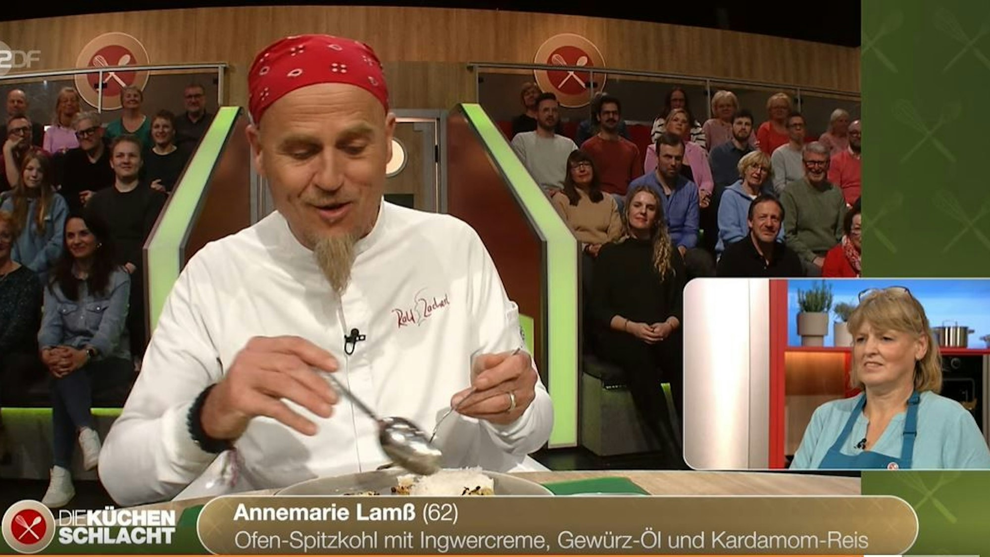 Sternekoch Ralf Zacherl verkostet im TV-Studio ein Gericht von Annemarie Lamß.