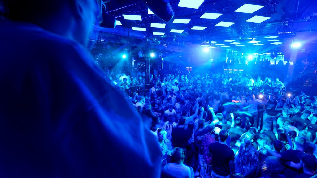 Gäste drängen sich auf einer der Tanzflächen im Kölner Club „Bootshaus“.