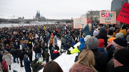 Zehntausende demonstrierten gegen Nazis auf der Großdemo gegen Rechts auf der Deutzer Werft im Januar.