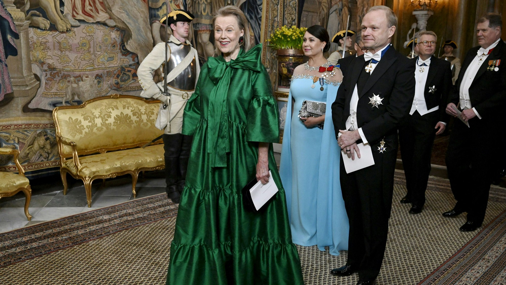Die finnische Sängerin Arja Saijonmaa (l) posiert für ein Bild vor einem Staatsdinner im Königlichen Palast in Stockholm.