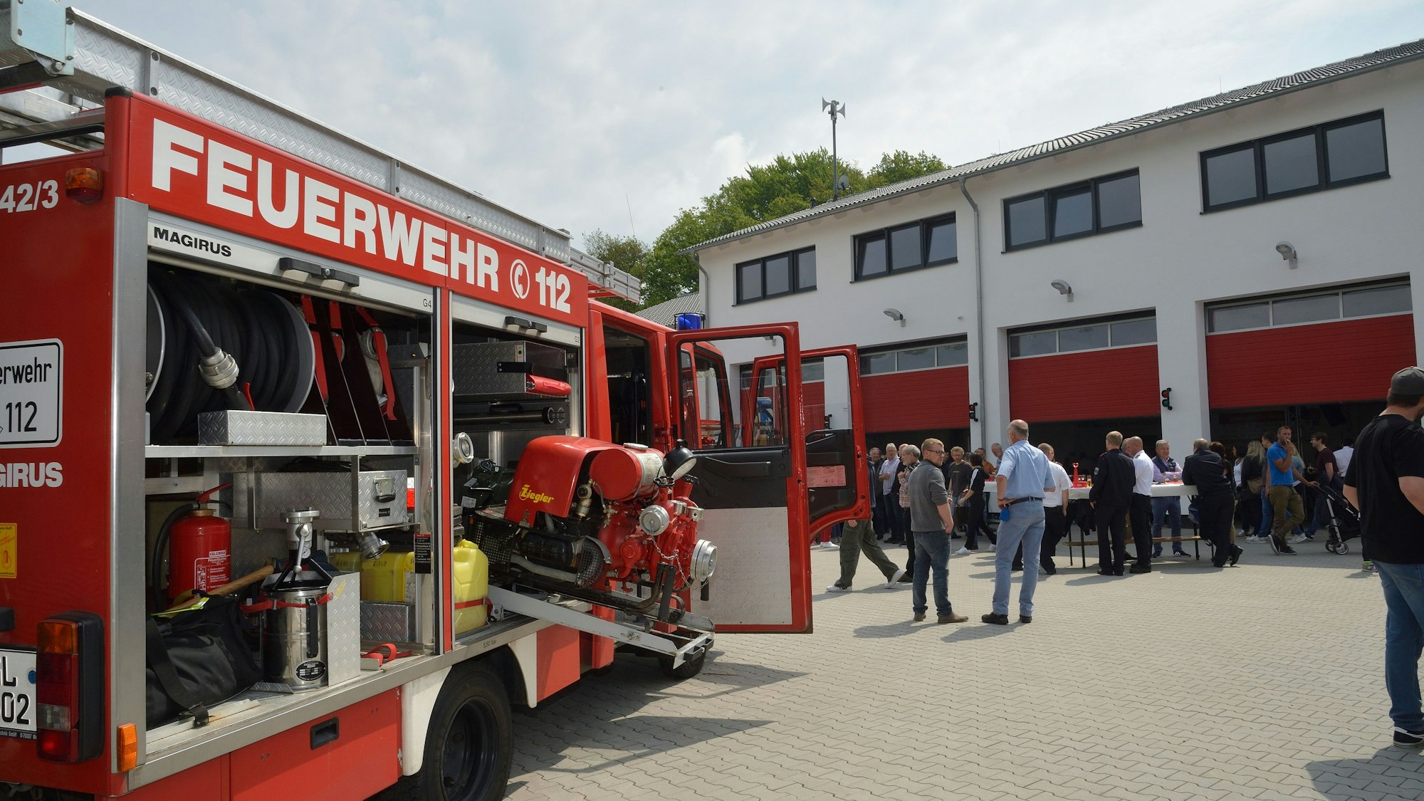 Das Foto zeigt die Einweihung des Biesfelder Feuerwehrhauses im Frühjahr 2019