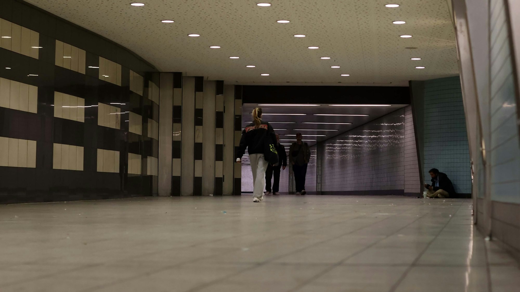 Personen gehen durch den Tunnel am Appellhofplatz.
