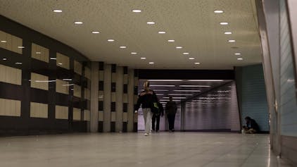 Personen gehen durch den Tunnel am Appellhofplatz.&nbsp;