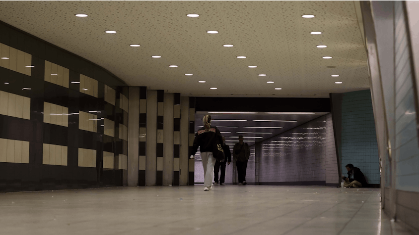 Personen gehen durch den Tunnel am Appellhofplatz.&nbsp;
