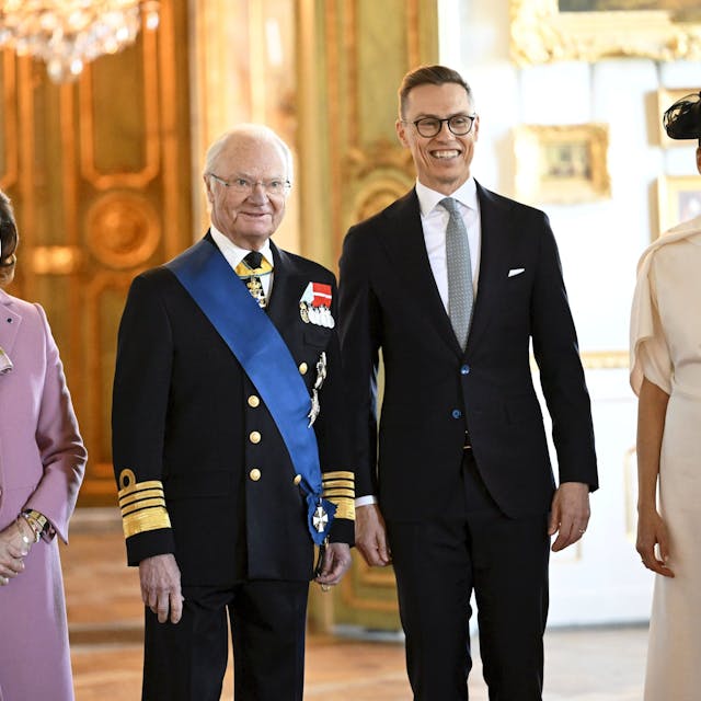 Finnlands First Lady Suzanne Innes-Stubb (r), Königin Silvia (l), Finnlands Präsident Alexander Stubb und Schwedens König Carl Gustaf (beide m) posieren für ein Foto bei der offiziellen Begrüßungszeremonie für das finnische Präsidentenpaar im Stockholmer Schloss.