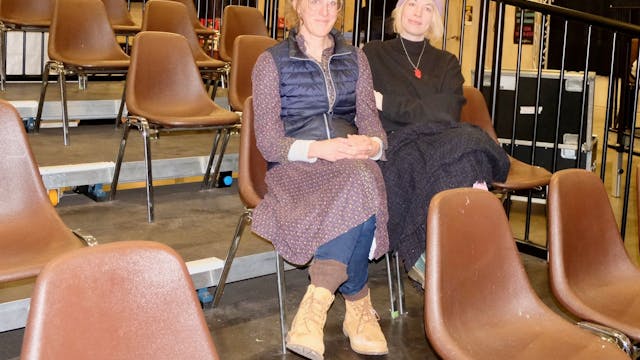 BU: Frederika Bohr (l.) und Anthea Petermann in der Aussenspielstätte der Tanzfaktur an der Vitalisstraße 314. 
