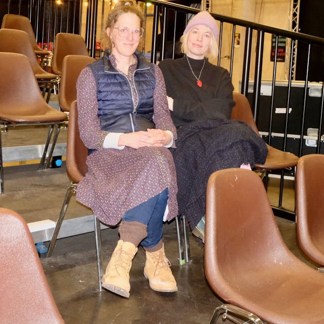 BU: Frederika Bohr (l.) und Anthea Petermann in der Aussenspielstätte der Tanzfaktur an der Vitalisstraße 314. 