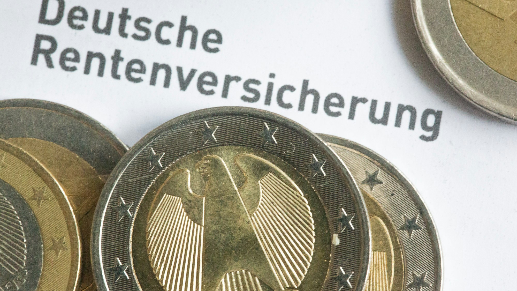 Münzen liegen auf einer Renteninformation der Deutschen Rentenversicherung.