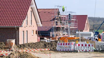 Mehrere Baustellen von fast fertigen Häusern werden auf dem Foto gezeigt.
