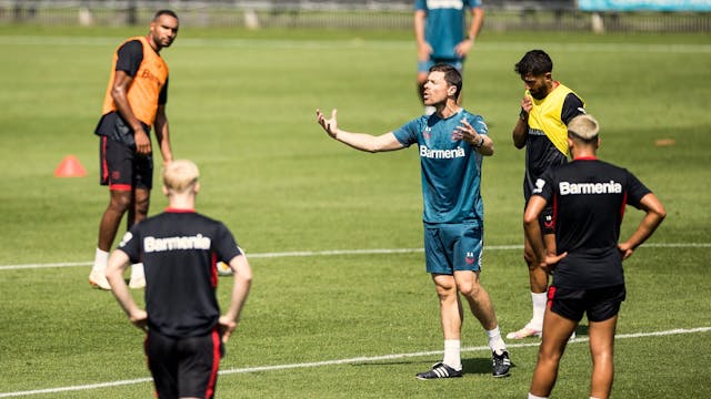 Xabi Alonso gestikuliert bei einer Trainingseinheit von Bayer Leverkusen.