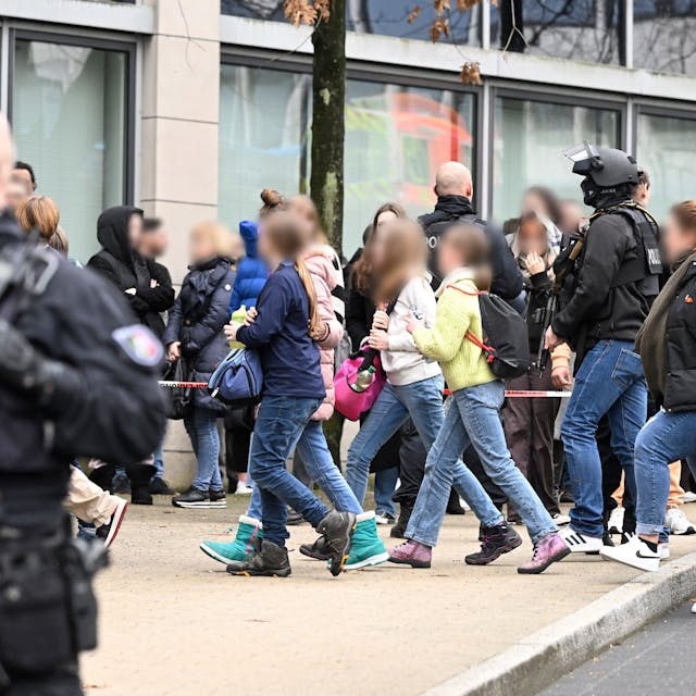 Polizei ist an einer Schule im Einsatz. In Wuppertal sind an einer Schule mehrere Schüler verletzt worden. Ein Verdächtiger sei festgenommen worden, sagte ein Polizeisprecher in Düsseldorf. Die Polizei sei mit starken Kräften vor Ort. +++ dpa-Bildfunk +++