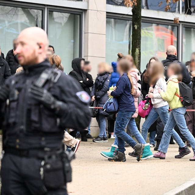 Polizei ist an einer Schule im Einsatz. In Wuppertal sind an einer Schule mehrere Schüler verletzt worden. Ein Verdächtiger sei festgenommen worden, sagte ein Polizeisprecher in Düsseldorf. Die Polizei sei mit starken Kräften vor Ort. +++ dpa-Bildfunk +++
