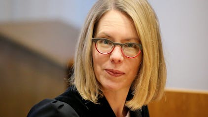 Oberstaatsanwältin Anne Brorhilker sitzt in einem Gerichtssaal. Zu sehen ist ihr Gesicht sowie die mit einer schwarzen Robe bedeckten Schultern. Sie trägt eine Brille.
