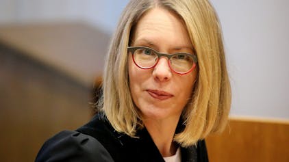 Oberstaatsanwältin Anne Brorhilker sitzt in einem Gerichtssaal. Zu sehen ist ihr Gesicht sowie die mit einer schwarzen Robe bedeckten Schultern. Sie trägt eine Brille.