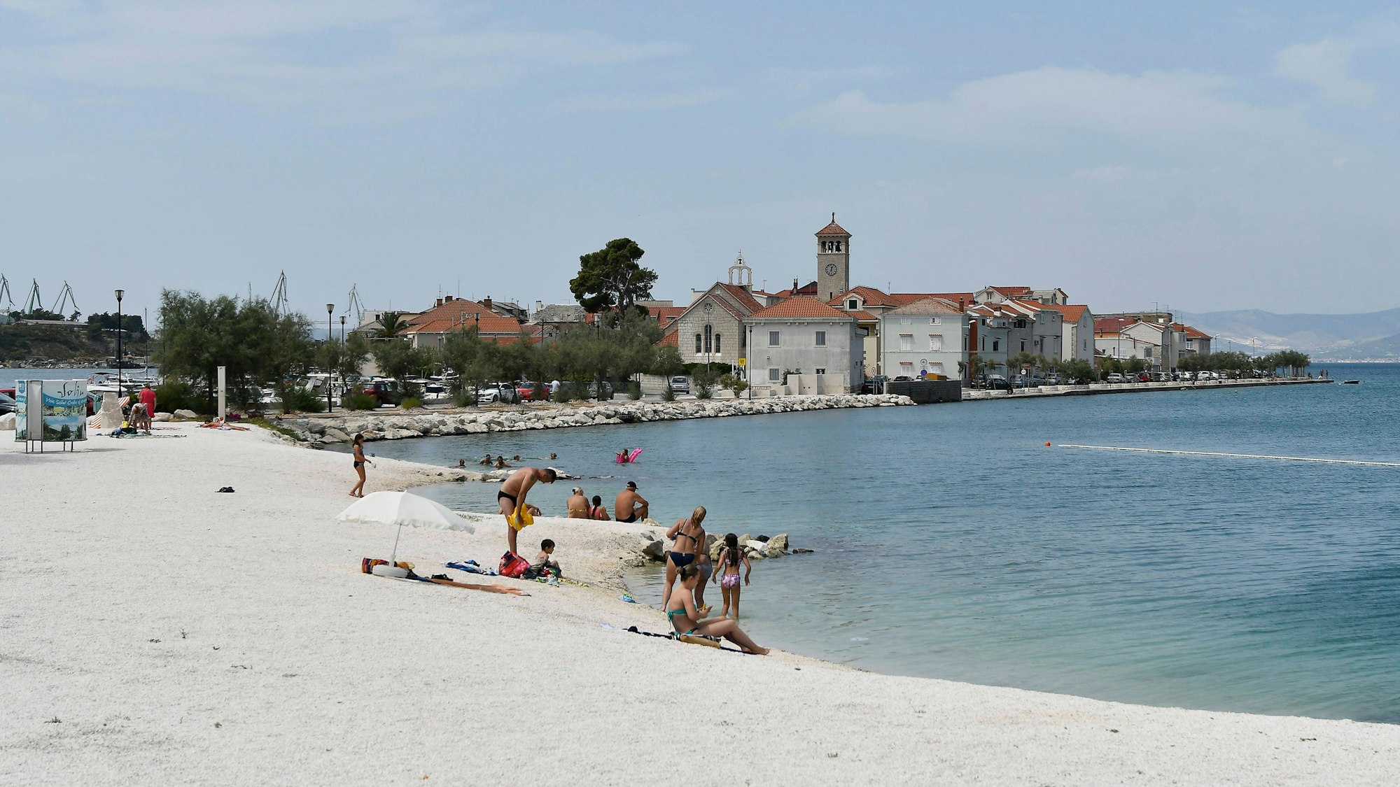 Das Foto zeigt den Strand von Kosic in der kroatischen Stadt Solin.