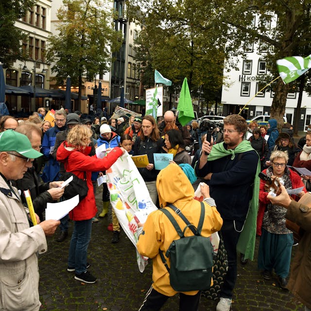 
Menschen demonstrieren auf einem Platz in Köln.&nbsp;
