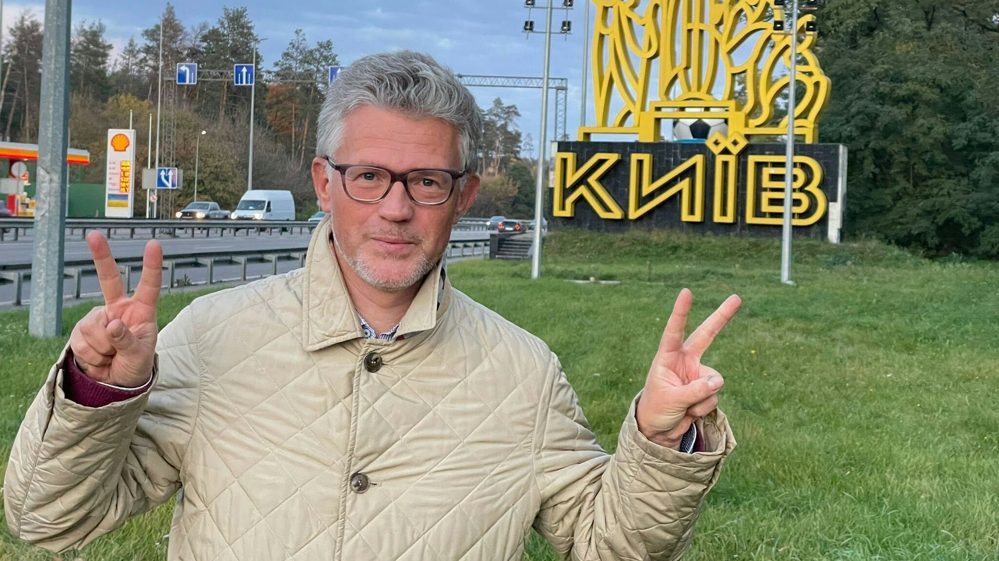 Im Zeichen des V: Andrij Melnyk, früherer Botschafter in Deutschland, posiert auf einem Selfie vor einer Skulptur mit der Aufschrift „Kiew“ an der Autobahn in die ukrainische Hauptstadt.