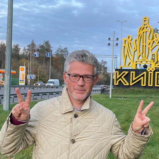 Im Zeichen des V: Andrij Melnyk, früherer Botschafter in Deutschland, posiert auf einem Selfie vor einer Skulptur mit der Aufschrift „Kiew“ an der Autobahn in die ukrainische Hauptstadt.