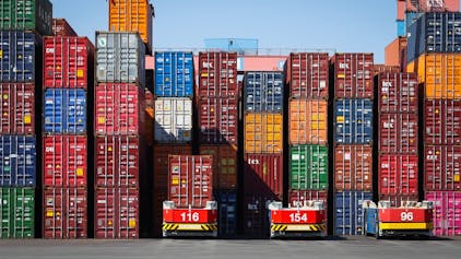 Automatische Transporter (AGV) am Containerterminal Altenwerder in Hamburg: Das EU-Parlament hat das Lieferkettengesetz beschlossen.