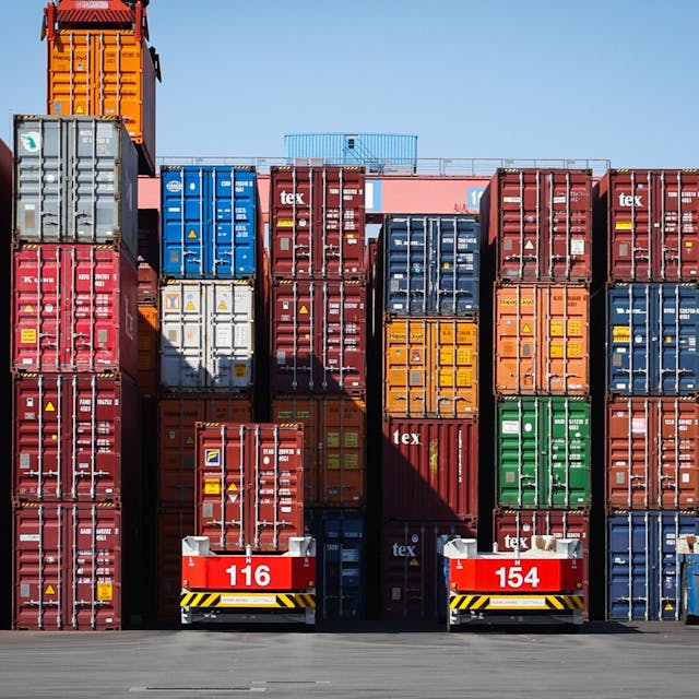 Automatische Transporter (AGV) am Containerterminal Altenwerder in Hamburg: Das EU-Parlament hat das Lieferkettengesetz beschlossen.