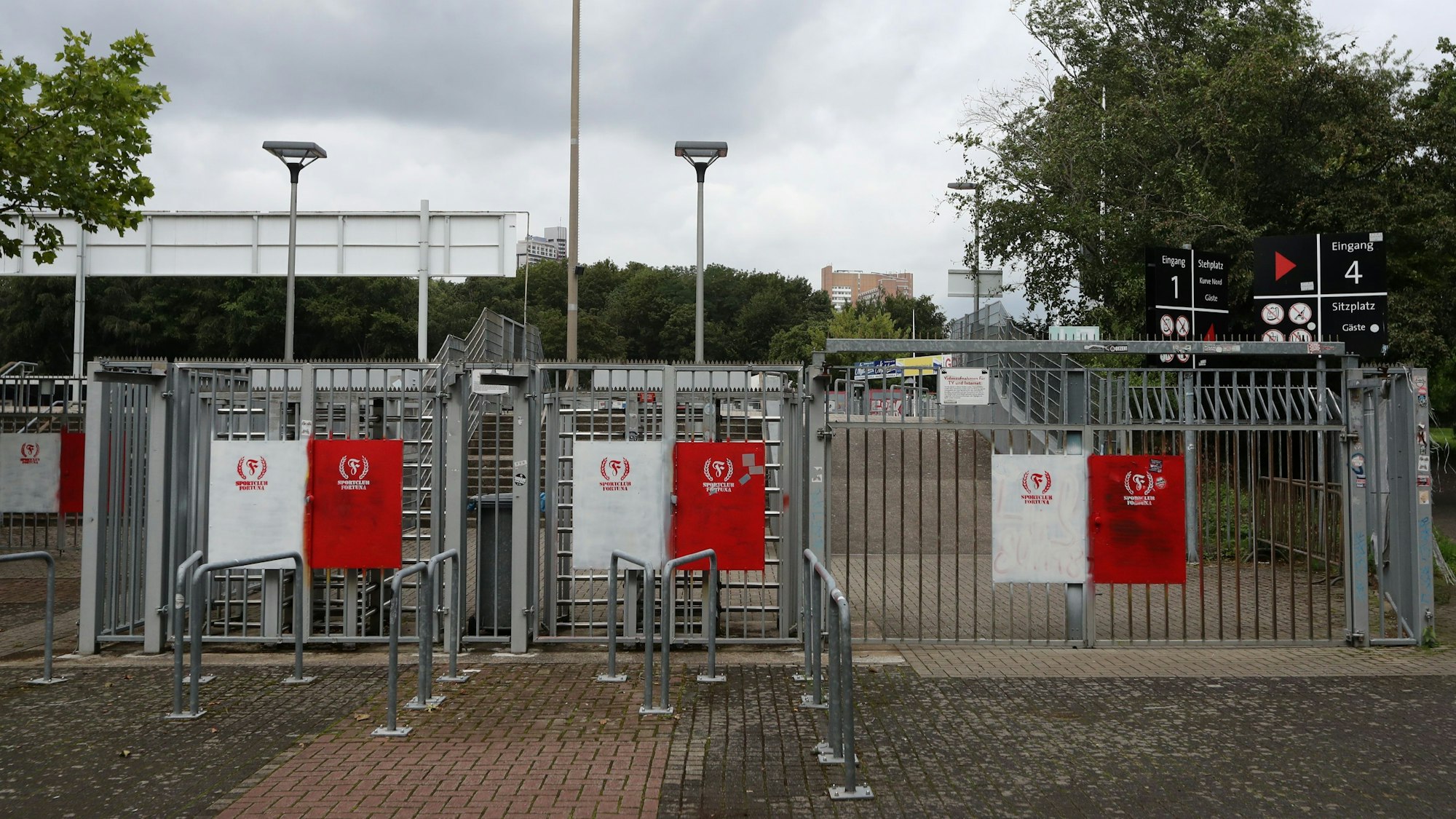 Blick auf die Eingänge zum Südstadion in Köln, im Hintergrund sind die Tribünen zu sehen.