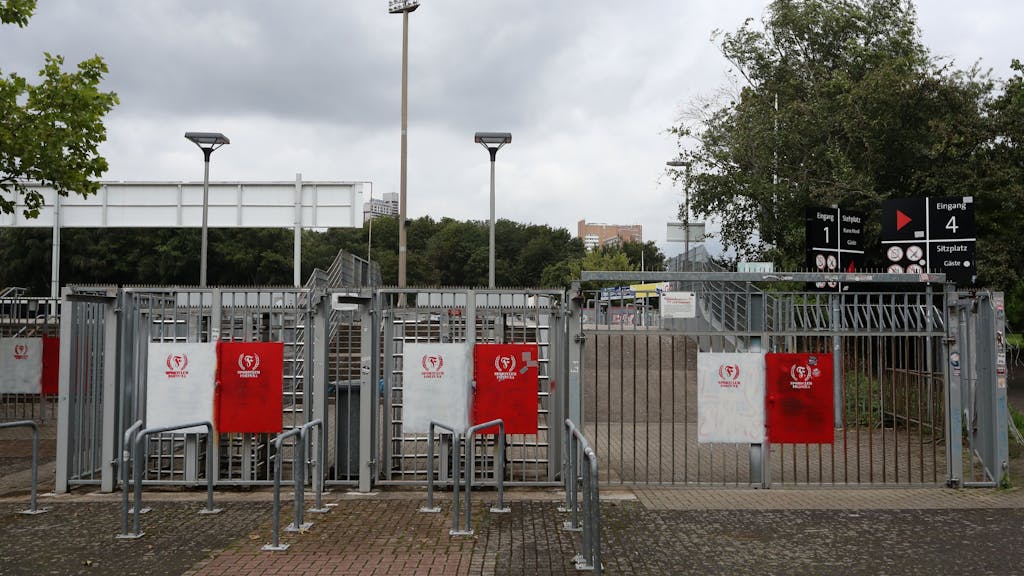 Blick auf die Eingänge zum Südstadion in Köln, im Hintergrund sind die Tribünen zu sehen.