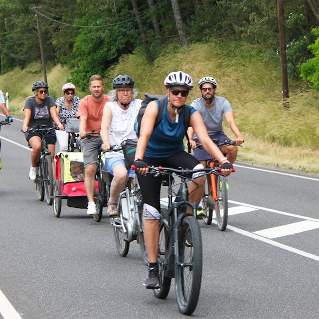 Das Bild zeigt einige Radfahrer während der Tour de Ahrtal.