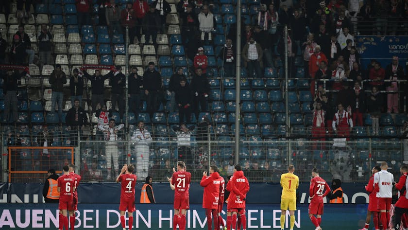 VfL Bochum gegen 1. FC Köln: Einige Plätze im Kölner Block blieben leer, nachdem die aktive Fanszene nach einem Polizeieinsatz abgereist war.