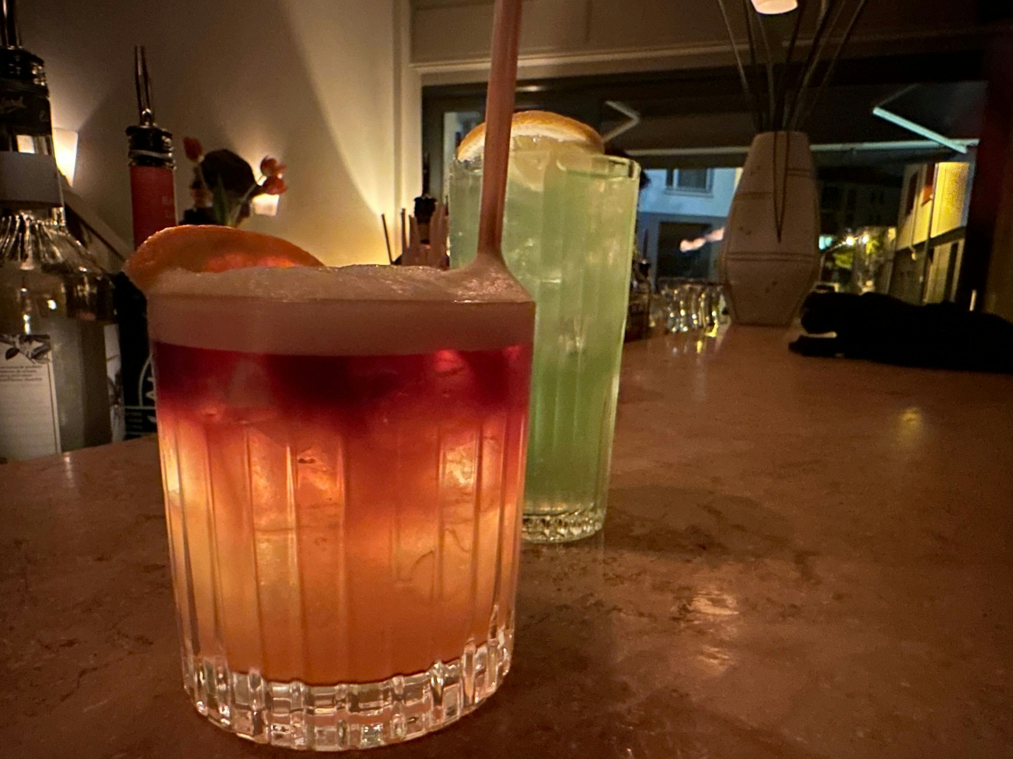 Zwei Gläser mit Long Drinks stehen auf dem Tresen der Elektra Musikbar in Köln am Eigelstein