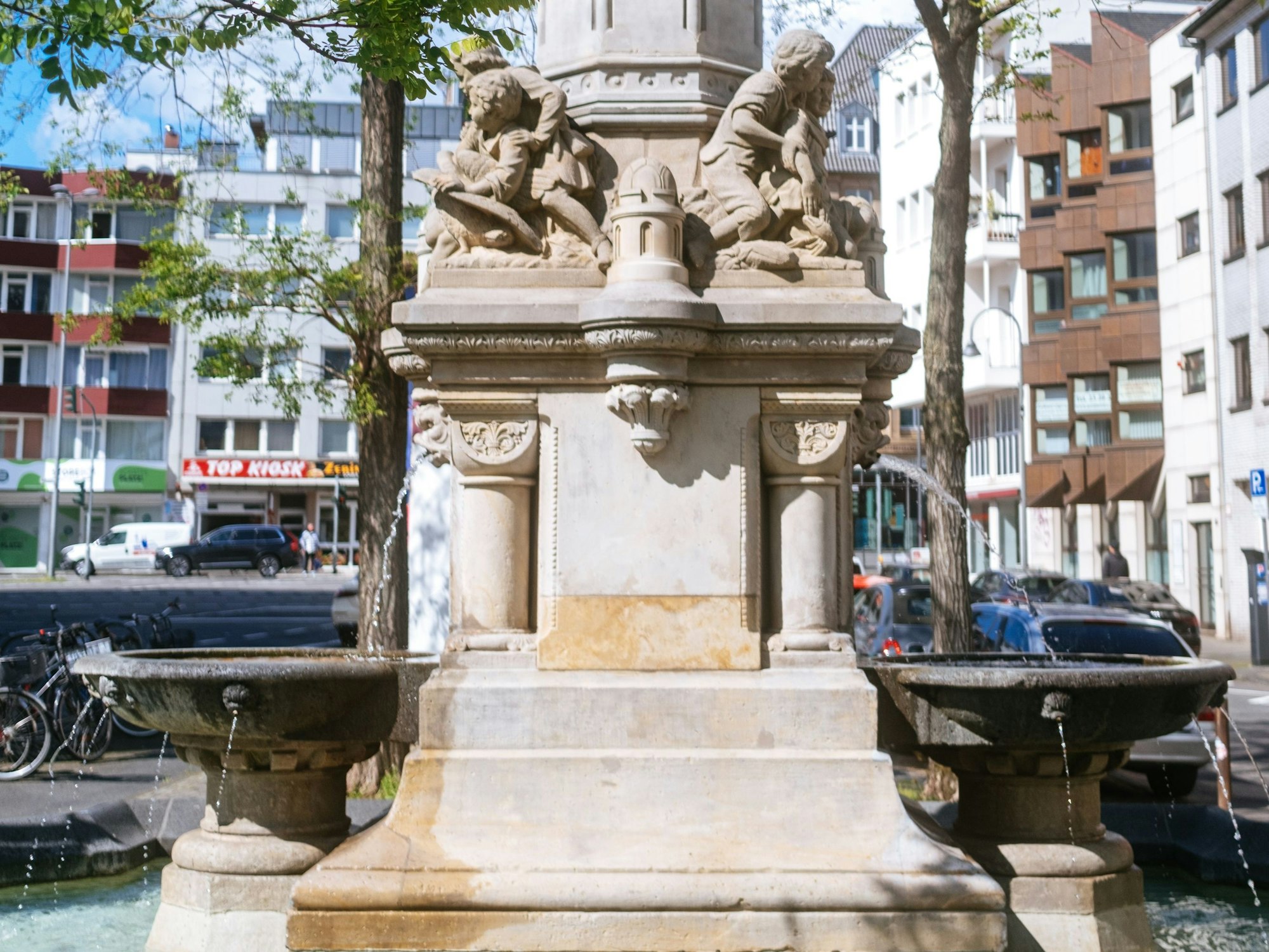Der Brunnen vor St. Georg am Waidmarkt wurde saniert.