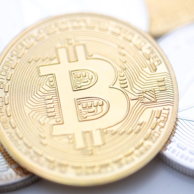 ILLUSTRATION: Bitcoin und Ethereum-Münzen sind auf einem Tisch angeordnet.&nbsp;