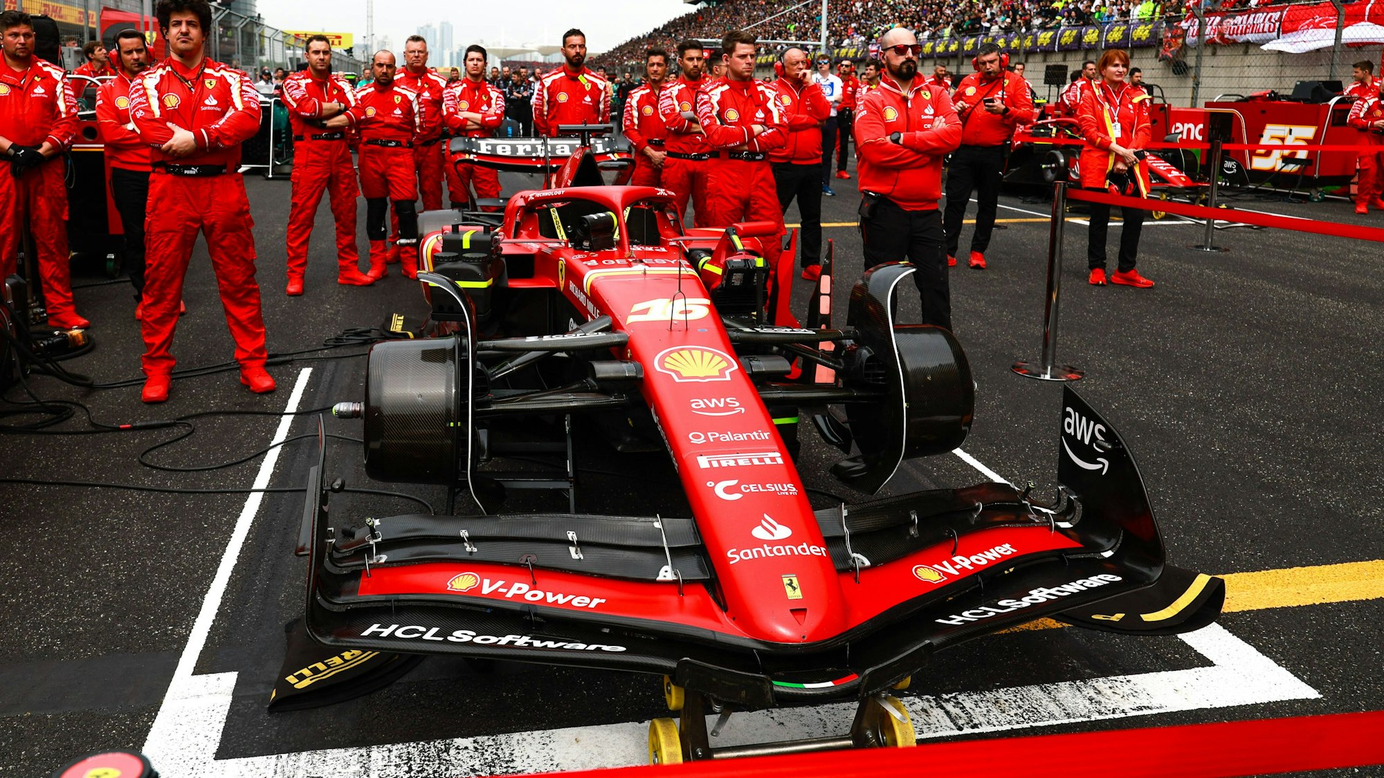Die Boxencrew der Scuderia Ferrari steht beim Großen Preis von China um den Rennwagen von Charles Leclerc.