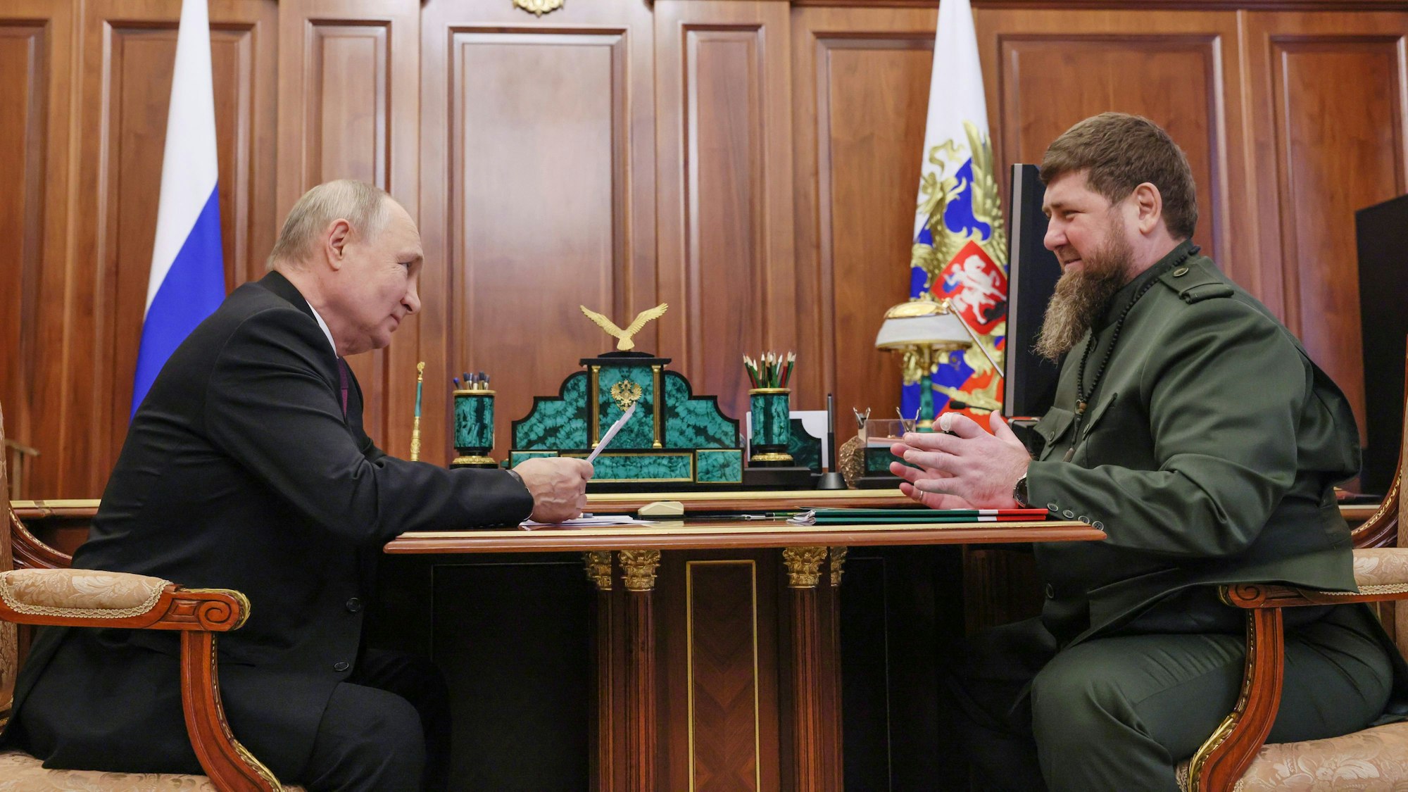 Kremlchef Wladimir Putin (l.) im Gespräch mit Ramsan Kadyrow im Kreml. Der tschetschenische Machthaber soll unheilbar krank sein – und gehört zu Putins loyalsten Gefolgsleuten. (Archivbild)