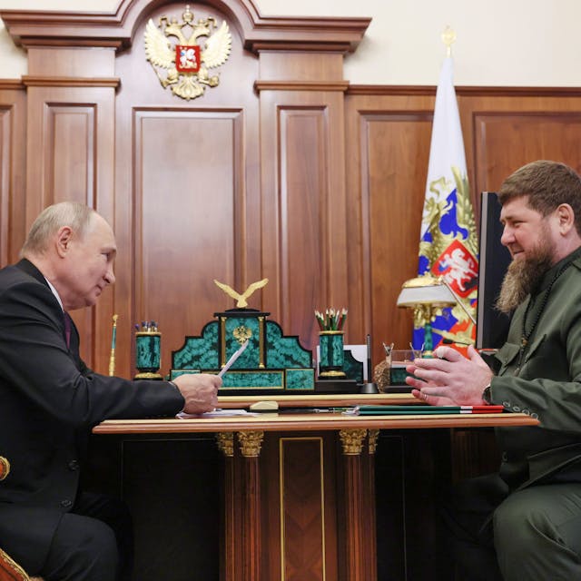 Kremlchef Wladimir Putin (l.) im Gespräch mit Ramsan Kadyrow im Kreml. Der tschetschenische Machthaber soll unheilbar krank sein – und gehört zu Putins loyalsten Gefolgsleuten. (Archivbild)