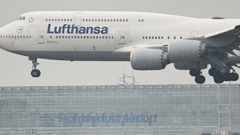 Eine Boeing 747-8 der Lufthansa landet auf dem Frankfurter Flughafen. (Symbolbild)