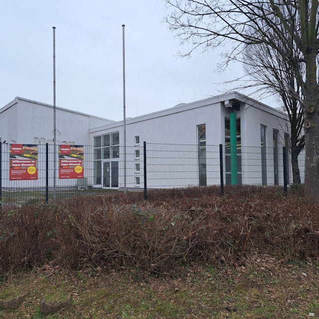 Der ehemalige Mobau-Baumarkt an der Karl-Hass-Straße wird zurzeit zur Flüchtlingsunterkunft umgebaut. Mitte Februar sollen die ersten Bewohner einziehen.