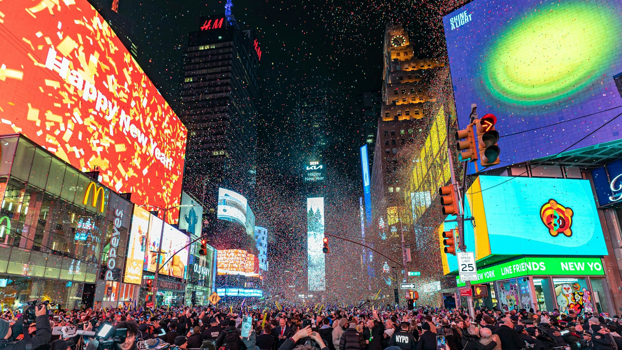 01.01.2024, USA, New York: Konfetti schwebt in der Luft nach Mitternacht bei der Silvesterfeier am Times Square in New York