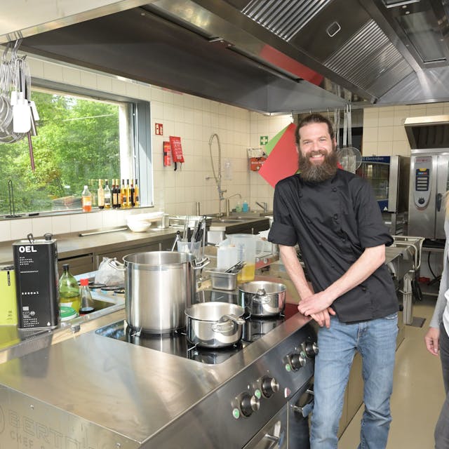 Das neue Gastronomie-Team Schloss Eulenbroich startet mit der Gaststätte „Üül“ am 1. Mai. Mit dabei sind Küchenchef Dennis Lennartz (l.) und Heike Staudacher, die mit ihrem Ehemann Thomas Füllengraben (nicht im Bild) die Gaststätte betreibt.