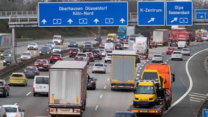 Am Kreuz Köln-Ost staut sich der Verkehr auf der A3. Die A1 ist zwischen den Kreuzen Leverkusen-West und Leverkusen über das Wochenende in Fahrtrichtung Dortmund voll gesperrt. (Archivbild)