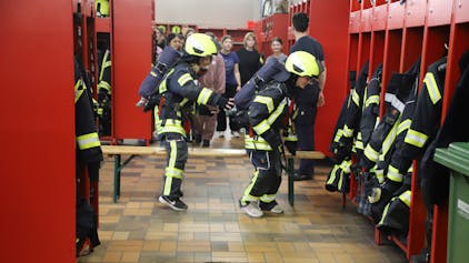 Beim Girls Day in der Feuerwache Troisdorf kleideten sich die Schülerinnen in Einsatzkleidung ein und durchliefen einen Parcours.