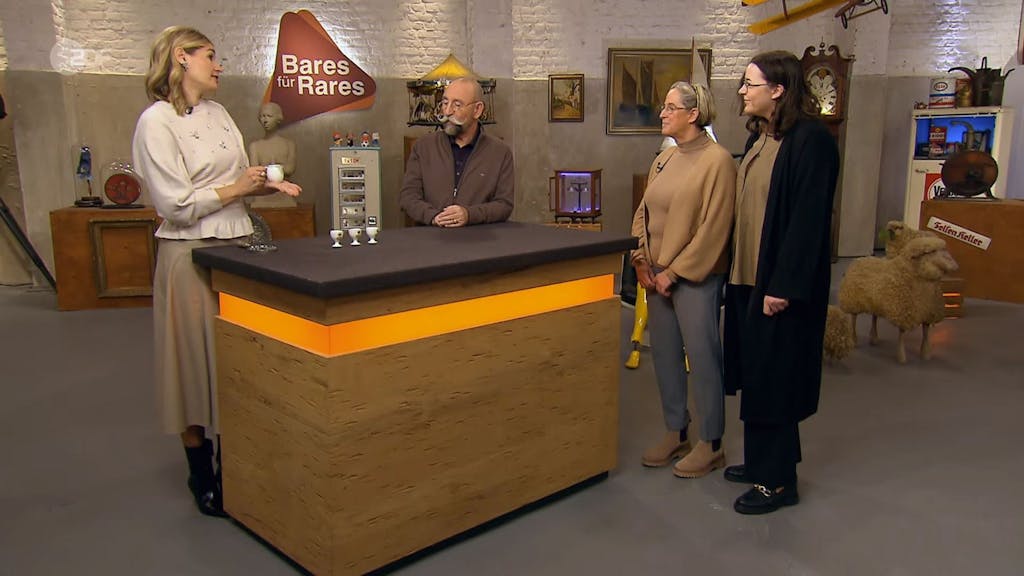 Das Foto stammt aus der ZDF-Trödelshow „Bares für Rares“ und zeigt das Verkäuferinnen-Duo Anna (r.) und Claudia (2.v.r.) im Gespräch mit Expertin Bianca Berding (l.) und Moderator Horst Lichter (2.v.l.).&nbsp;