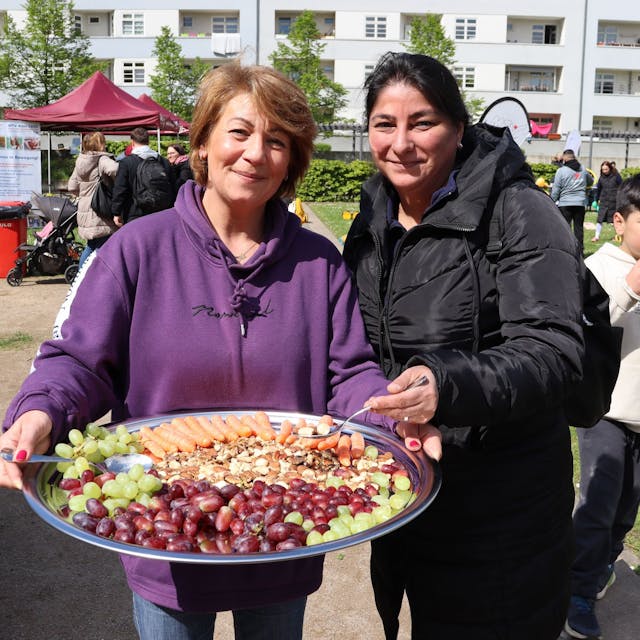 olga Molska (l.) undYasemin Altushan verteilten Obst, Gemüse und Nüsse an die Besucher. Foto: Uwe Schäfer