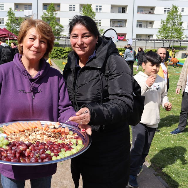 olga Molska (l.) undYasemin Altushan verteilten Obst, Gemüse und Nüsse an die Besucher. Foto: Uwe Schäfer