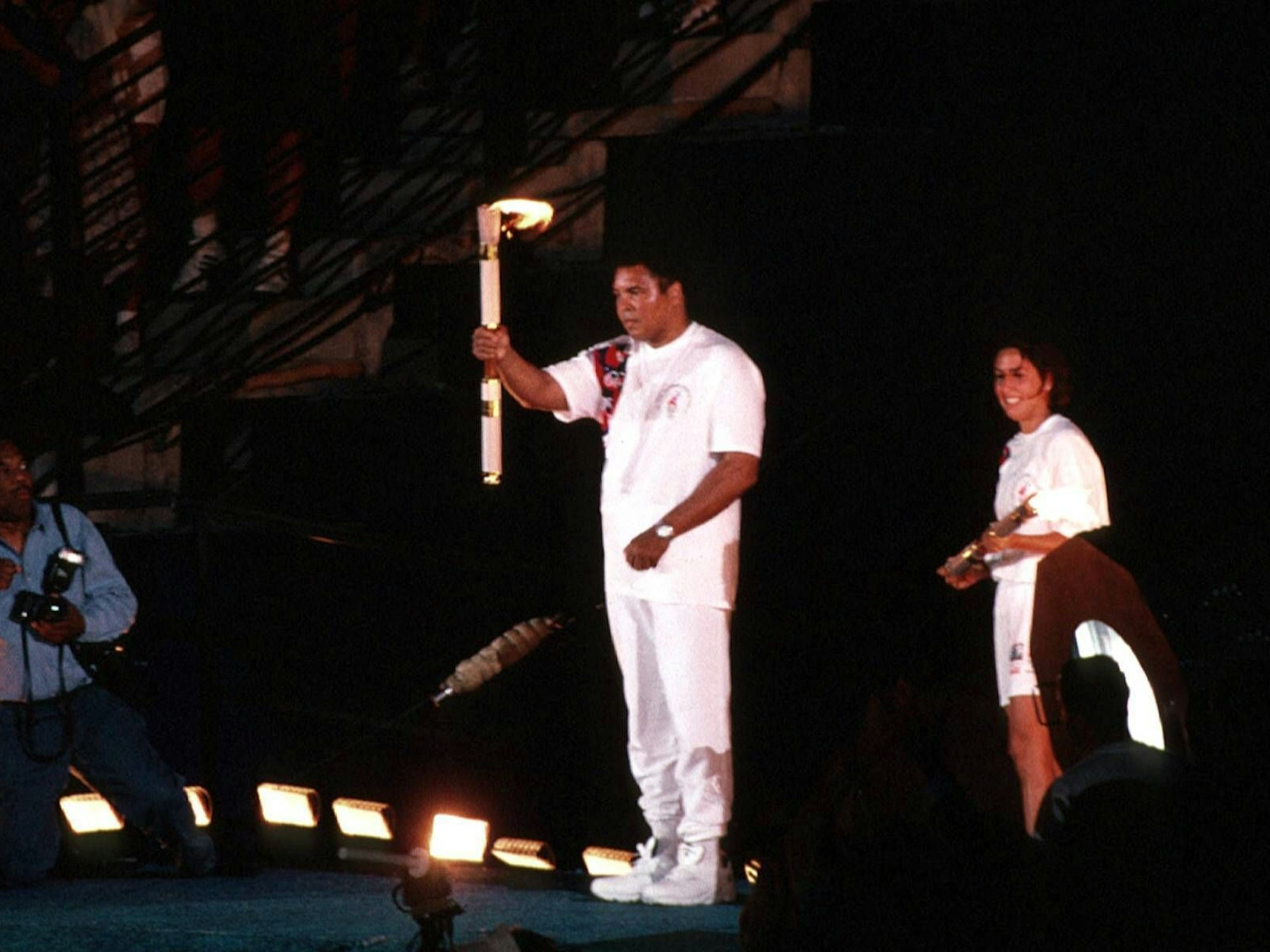 Mohammad Ali (USA) entzündet das olympische Feuer.