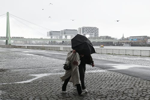 24.04.2024 Köln. Wetter Feature. Regen am Deutzer Rheinufer. Foto: Alexander Schwaiger