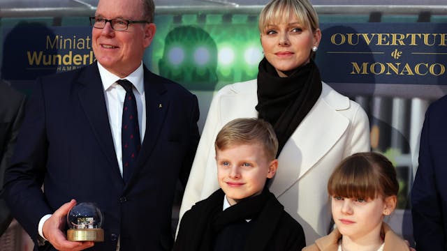Fürst Albert II. (l) und seine Gattin Fürsti Charlène (2.v.r) stehen zusammen mit ihren Kindern, den Zwillingen Gabriella (r) und Jacques (2.v.l) auf dem Roten Teppich beim Empfang nach der Eröffnung der neuen Monaco-Welt im Miniatur Wunderland.