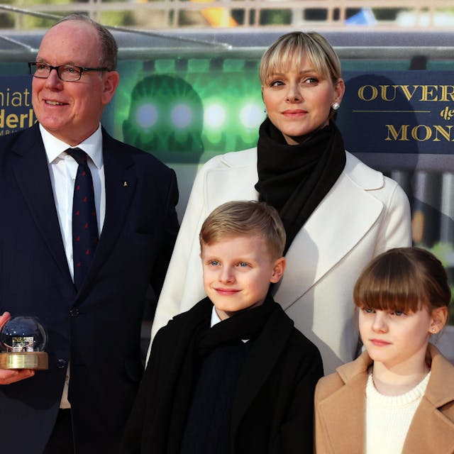 Fürst Albert II. (l) und seine Gattin Fürsti Charlène (2.v.r) stehen zusammen mit ihren Kindern, den Zwillingen Gabriella (r) und Jacques (2.v.l) auf dem Roten Teppich beim Empfang nach der Eröffnung der neuen Monaco-Welt im Miniatur Wunderland.