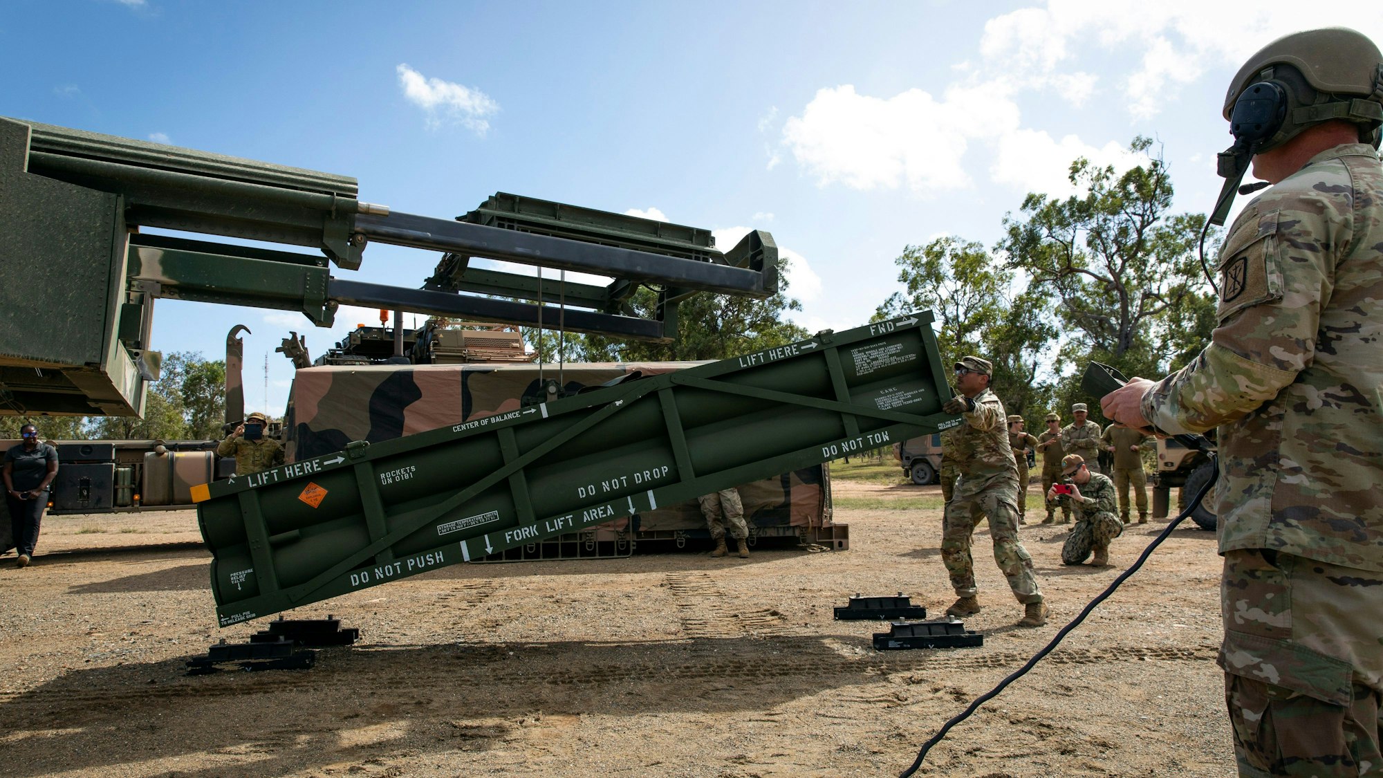 Das taktische Raketensystem der Armee (ATACMS) wird für die Verladung auf das High Mobility Artillery Rocket System (HIMARS) vorbereitet.