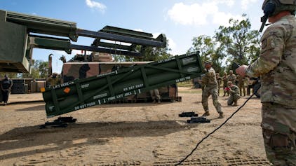Das taktische Raketensystem der Armee (ATACMS) wird für die Verladung auf das High Mobility Artillery Rocket System (HIMARS) vorbereitet.&nbsp;
